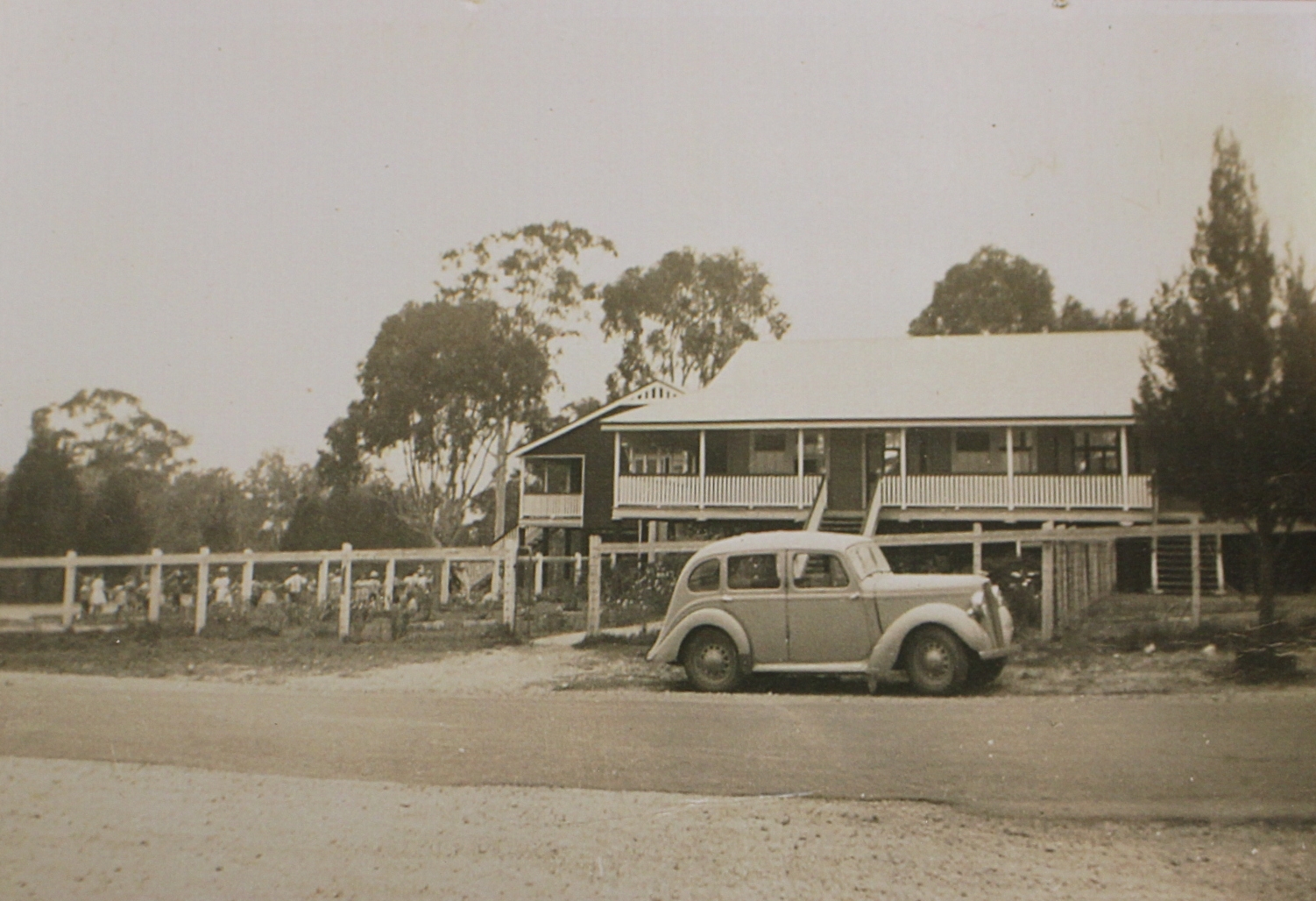 Gumdale State School circa 1940's (2).JPG